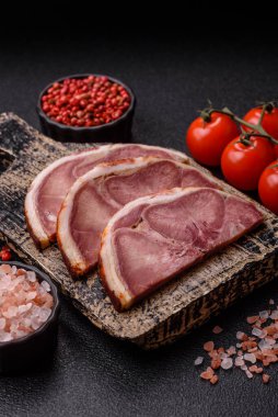 Domuz etinden ya da baharatlı biftek diliminden yapılmış bir rulo köfte. Tasarımınız için yemek arkaplanı olarak dil sarma