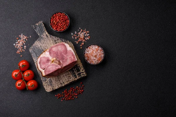 Domuz etinden ya da baharatlı biftek diliminden yapılmış bir rulo köfte. Tasarımınız için yemek arkaplanı olarak dil sarma