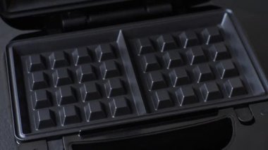 Waffle makinesi, Belçika kahvaltı tatlısı yapmak için elektrikli makine. Gözleme ızgarası.