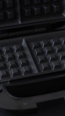 Waffle makinesi, Belçika kahvaltı tatlısı yapmak için elektrikli makine. Gözleme ızgarası.