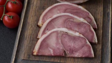 Domuz etinden ya da baharatlı biftek diliminden yapılmış bir rulo köfte. Dil sarması