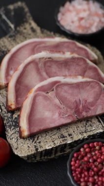 Domuz etinden ya da baharatlı biftek diliminden yapılmış bir rulo köfte. Dil sarması