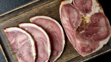 Domuz etinden ya da baharatlı biftek diliminden yapılmış bir rulo köfte. Dil sarması