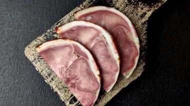 Domuz etinden ya da baharatlı biftek diliminden yapılmış bir rulo köfte. Dil sarması