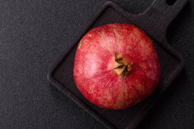 Yararlı bir besin kaynağı olarak sulu, olgun, kırmızı bir nar. Tasarımın için yemek arka planı olarak kırmızı bir nar..