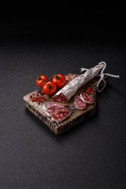 Yemek masasında atıştırmak için kurutulmuş İspanyol salam sosisi. Tasarımınız için yemek arkaplanı olarak sosis