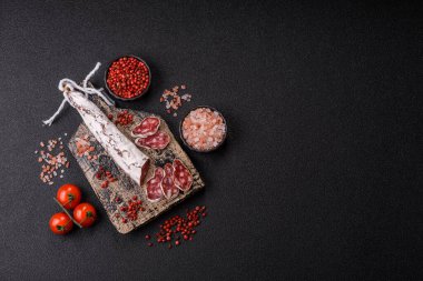 Yemek masasında atıştırmak için kurutulmuş İspanyol salam sosisi. Tasarımınız için yemek arkaplanı olarak sosis