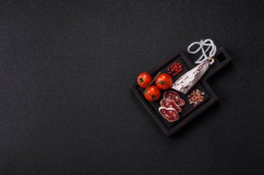 Yemek masasında atıştırmak için kurutulmuş İspanyol salam sosisi. Tasarımınız için yemek arkaplanı olarak sosis