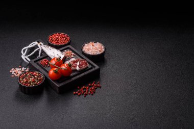 Yemek masasında atıştırmak için kurutulmuş İspanyol salam sosisi. Tasarımınız için yemek arkaplanı olarak sosis