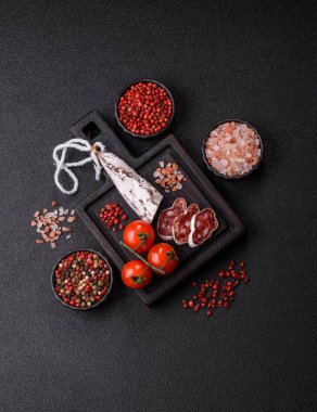 Yemek masasında atıştırmak için kurutulmuş İspanyol salam sosisi. Tasarımınız için yemek arkaplanı olarak sosis