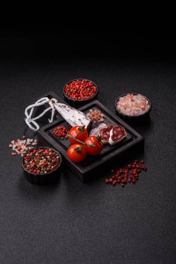 Yemek masasında atıştırmak için kurutulmuş İspanyol salam sosisi. Tasarımınız için yemek arkaplanı olarak sosis