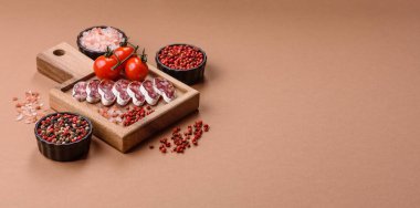 Yemek masasında atıştırmak için kurutulmuş İspanyol salam sosisi. Tasarımınız için yemek arkaplanı olarak sosis