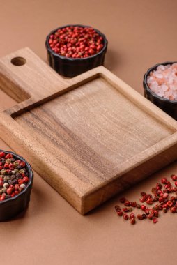 Ahşap, karanlık bir mutfak masasında tahta boş bir kesme tahtası. Tasarımınız için gıda arka planı olarak ahşap kesme tahtası