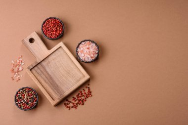 Ahşap, karanlık bir mutfak masasında tahta boş bir kesme tahtası. Tasarımınız için gıda arka planı olarak ahşap kesme tahtası