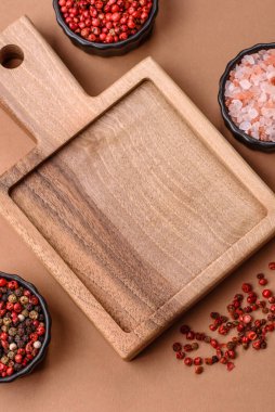 Ahşap, karanlık bir mutfak masasında tahta boş bir kesme tahtası. Tasarımınız için gıda arka planı olarak ahşap kesme tahtası