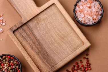 Ahşap, karanlık bir mutfak masasında tahta boş bir kesme tahtası. Tasarımınız için gıda arka planı olarak ahşap kesme tahtası