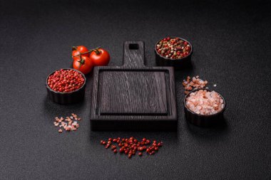 Ahşap, karanlık bir mutfak masasında tahta boş bir kesme tahtası. Tasarımınız için gıda arka planı olarak ahşap kesme tahtası