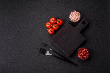 Ahşap, karanlık bir mutfak masasında tahta boş bir kesme tahtası. Tasarımınız için gıda arka planı olarak ahşap kesme tahtası