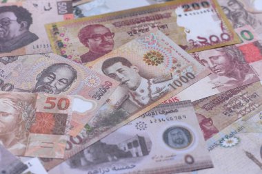 Para geçmişi, döviz kuru, farklı ülkelerden gelen kağıt banknotlar. Tasarımınız için finansal bir fon olarak para nakit para birimi