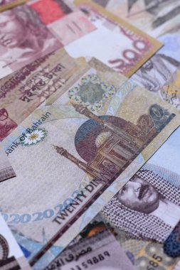 Para geçmişi, döviz kuru, farklı ülkelerden gelen kağıt banknotlar. Tasarımınız için finansal bir fon olarak para nakit para birimi