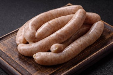 Çiğ domuz eti ya da ızgara için tavuk eti sosisi, baharatlı piknik yemeği. Tasarımınız için yemek arkaplanı olarak çiğ sosisler.