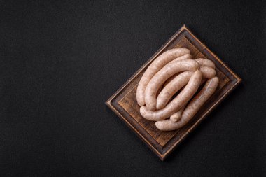 Çiğ domuz eti ya da ızgara için tavuk eti sosisi, baharatlı piknik yemeği. Tasarımınız için yemek arkaplanı olarak çiğ sosisler.