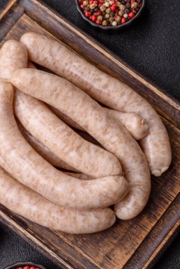 Çiğ domuz eti ya da ızgara için tavuk eti sosisi, baharatlı piknik yemeği. Tasarımınız için yemek arkaplanı olarak çiğ sosisler.