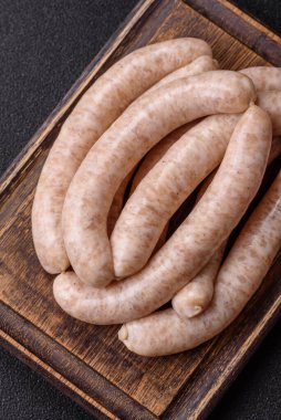 Çiğ domuz eti ya da ızgara için tavuk eti sosisi, baharatlı piknik yemeği. Tasarımınız için yemek arkaplanı olarak çiğ sosisler.