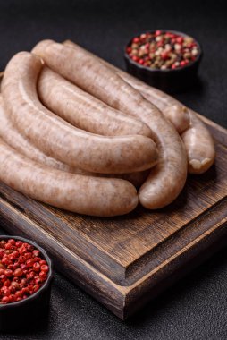 Çiğ domuz eti ya da ızgara için tavuk eti sosisi, baharatlı piknik yemeği. Tasarımınız için yemek arkaplanı olarak çiğ sosisler.