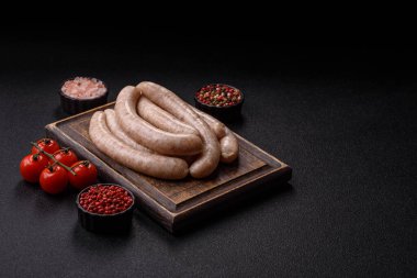 Çiğ domuz eti ya da ızgara için tavuk eti sosisi, baharatlı piknik yemeği. Tasarımınız için yemek arkaplanı olarak çiğ sosisler.