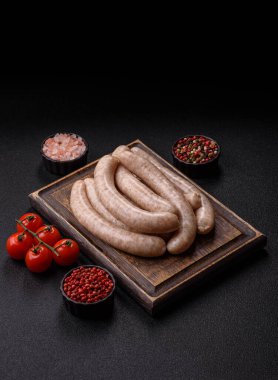 Çiğ domuz eti ya da ızgara için tavuk eti sosisi, baharatlı piknik yemeği. Tasarımınız için yemek arkaplanı olarak çiğ sosisler.