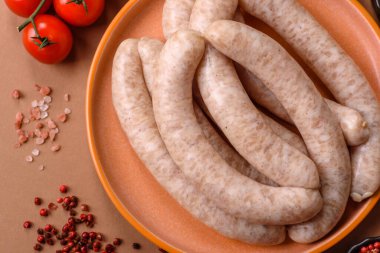 Çiğ domuz eti ya da ızgara için tavuk eti sosisi, baharatlı piknik yemeği. Tasarımınız için yemek arkaplanı olarak çiğ sosisler.