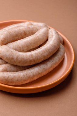 Çiğ domuz eti ya da ızgara için tavuk eti sosisi, baharatlı piknik yemeği. Tasarımınız için yemek arkaplanı olarak çiğ sosisler.