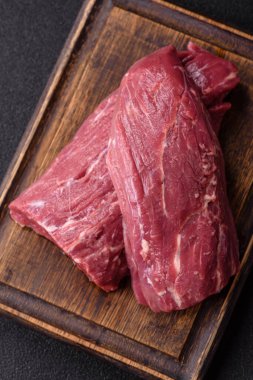 Çiğ et, taze sığır filetosu ya da ızgara için fileminyon. Tasarımınız için yemek arkaplanı olarak çiğ sığır filetosu