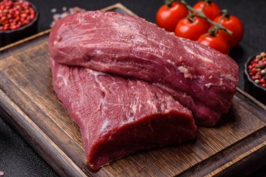 Çiğ et, taze sığır filetosu ya da ızgara için fileminyon. Tasarımınız için yemek arkaplanı olarak çiğ sığır filetosu