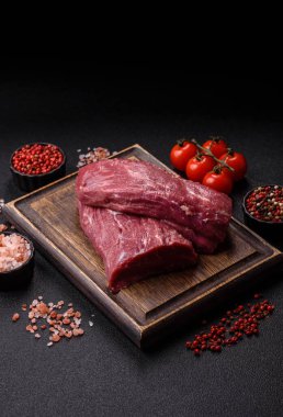 Çiğ et, taze sığır filetosu ya da ızgara için fileminyon. Tasarımınız için yemek arkaplanı olarak çiğ sığır filetosu
