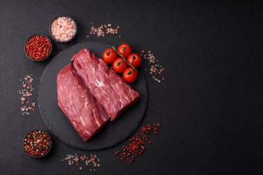 Çiğ et, taze sığır filetosu ya da ızgara için fileminyon. Tasarımınız için yemek arkaplanı olarak çiğ sığır filetosu