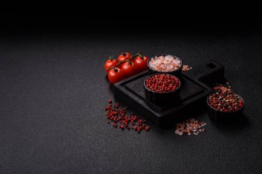 Hint baharatları, biber, tuz, zerdeçal, yemek malzemeleri. Biber, tuz ve zerdeçal sizin tasarımınız için bir gıda arka planıdır.