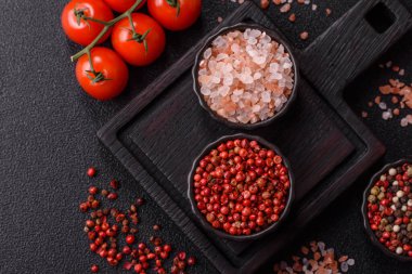 Hint baharatları, biber, tuz, zerdeçal, yemek malzemeleri. Biber, tuz ve zerdeçal sizin tasarımınız için bir gıda arka planıdır.