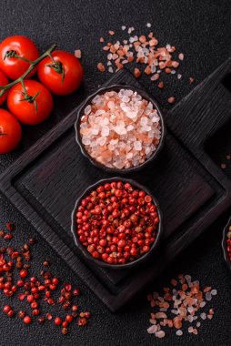 Hint baharatları, biber, tuz, zerdeçal, yemek malzemeleri. Biber, tuz ve zerdeçal sizin tasarımınız için bir gıda arka planıdır.