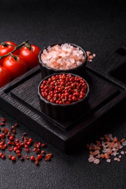 Hint baharatları, biber, tuz, zerdeçal, yemek malzemeleri. Biber, tuz ve zerdeçal sizin tasarımınız için bir gıda arka planıdır.