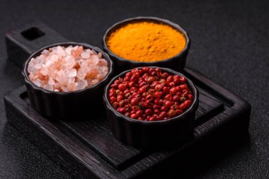 Hint baharatları, biber, tuz, zerdeçal, yemek malzemeleri. Biber, tuz ve zerdeçal sizin tasarımınız için bir gıda arka planıdır.