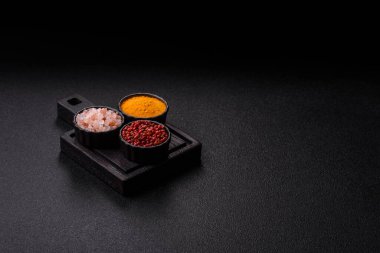 Hint baharatları, biber, tuz, zerdeçal, yemek malzemeleri. Biber, tuz ve zerdeçal sizin tasarımınız için bir gıda arka planıdır.