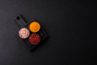 Hint baharatları, biber, tuz, zerdeçal, yemek malzemeleri. Biber, tuz ve zerdeçal sizin tasarımınız için bir gıda arka planıdır.