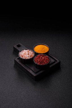 Hint baharatları, biber, tuz, zerdeçal, yemek malzemeleri. Biber, tuz ve zerdeçal sizin tasarımınız için bir gıda arka planıdır.