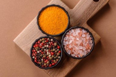 Hint baharatları, biber, tuz, zerdeçal, yemek malzemeleri. Biber, tuz ve zerdeçal sizin tasarımınız için bir gıda arka planıdır.