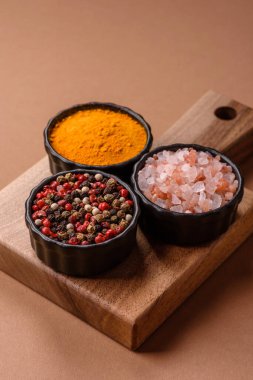 Hint baharatları, biber, tuz, zerdeçal, yemek malzemeleri. Biber, tuz ve zerdeçal sizin tasarımınız için bir gıda arka planıdır.