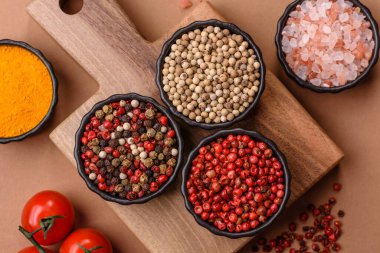 Hint baharatları, biber, tuz, zerdeçal, yemek malzemeleri. Biber, tuz ve zerdeçal sizin tasarımınız için bir gıda arka planıdır.