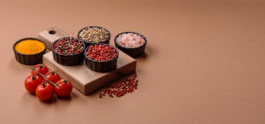 Hint baharatları, biber, tuz, zerdeçal, yemek malzemeleri. Biber, tuz ve zerdeçal sizin tasarımınız için bir gıda arka planıdır.