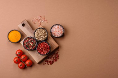 Hint baharatları, biber, tuz, zerdeçal, yemek malzemeleri. Biber, tuz ve zerdeçal sizin tasarımınız için bir gıda arka planıdır.